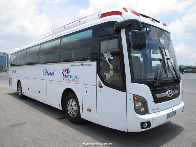 Bus rental for travel Hue - Hoi an with Vietnam Pathfinder